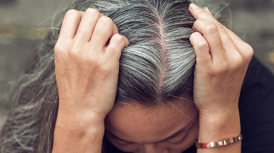 Não apenas estresse, esses são fatos interessantes sobre cabelos grisalhos