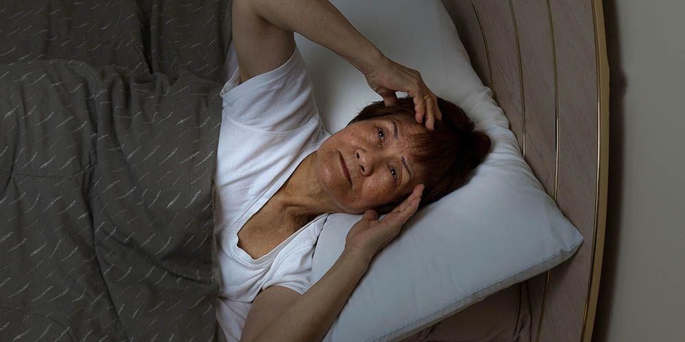 Motnje spanja pri starejših, poznajte vzroke in kako jih premagati
