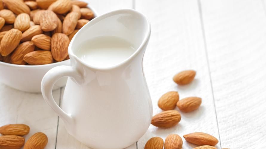 8 Prednosti mandljevega mleka za nosečnice in možni stranski učinki