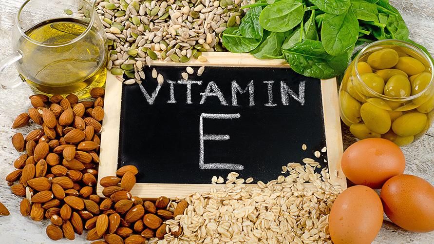 Ngăn ngừa lão hóa da, hãy ăn các loại hạt và trái cây có chứa vitamin E
