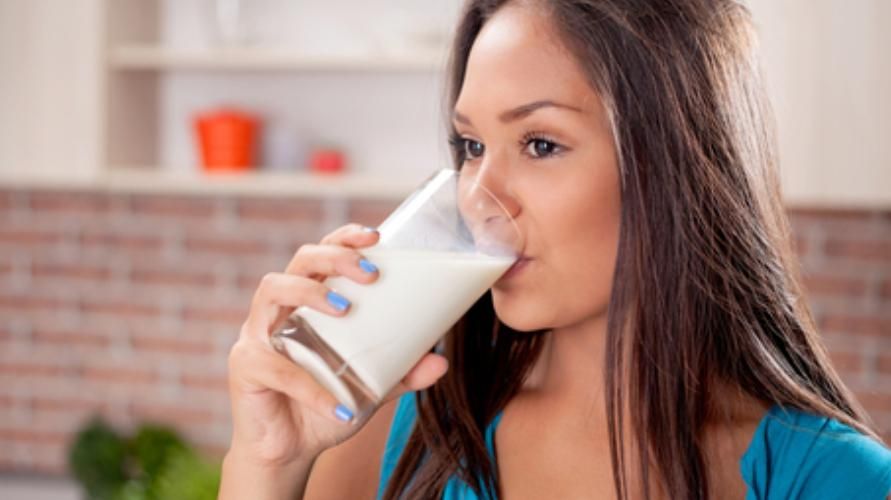6 benefícios de beber leite em Suhoor, o que é bom para a saúde
