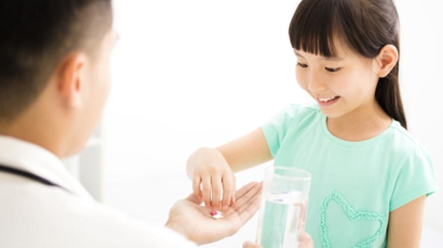 8 būdai, kaip įveikti vaikų sunkumus veiksmingai vartoti vaistus