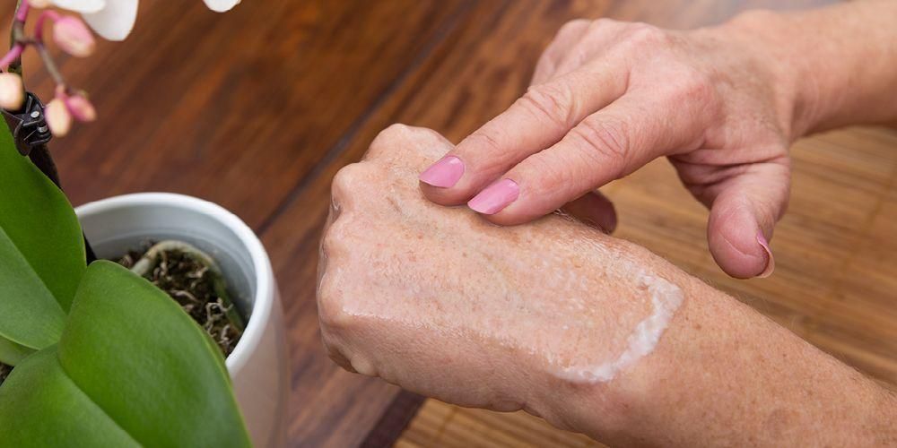 Zistite, aké sú príčiny suchej pokožky u starších ľudí a ako ju prekonať