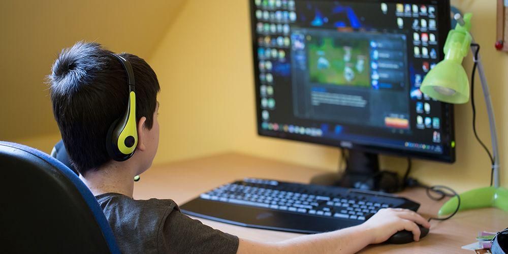 Pelaavatko lapset verkkopelejä jatkuvasti? Varo riippuvuuden ja pelihäiriön merkkejä