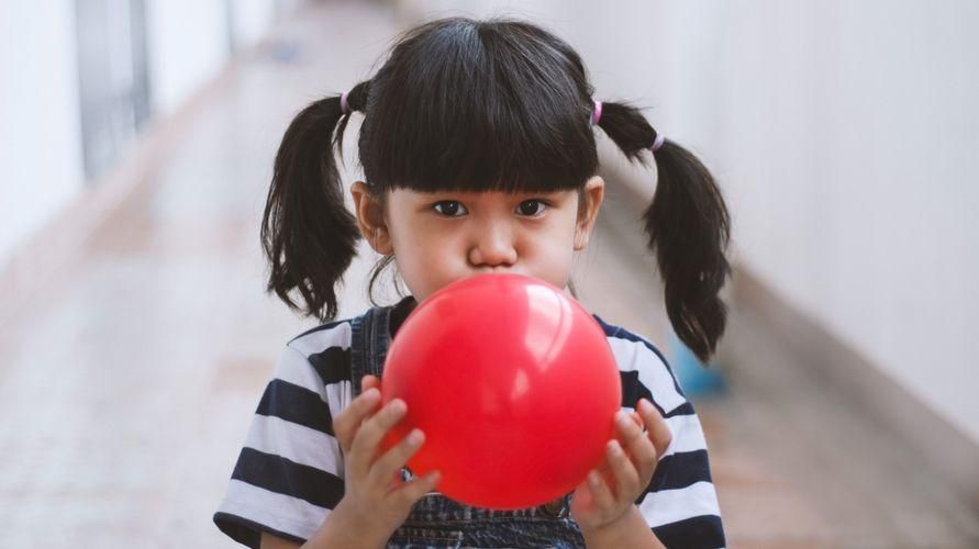 Nevarnosti pihanja balonov z usti, na katere morate biti pozorni