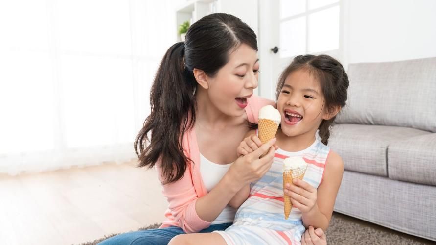 Za sladkim okusom se zavedajte nevarnosti sladoleda, če ga uživate preveč