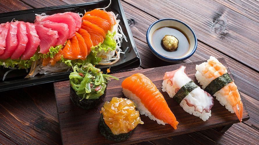 Ero sushin ja sashimin välillä, mikä on ero?