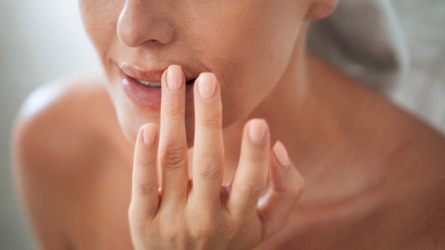 جوان نظر آنے کے لیے ہونٹوں پر جھریوں سے چھٹکارا پانے کے 10 طریقے