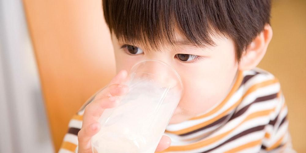 Izrādās, ka augšanas piens efektīvi mazina bērnu augšanas attīstības risku