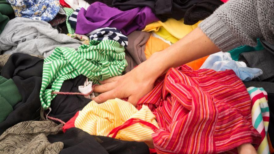 Razlogi, zakaj je treba rabljena oblačila oprati pred nošenjem