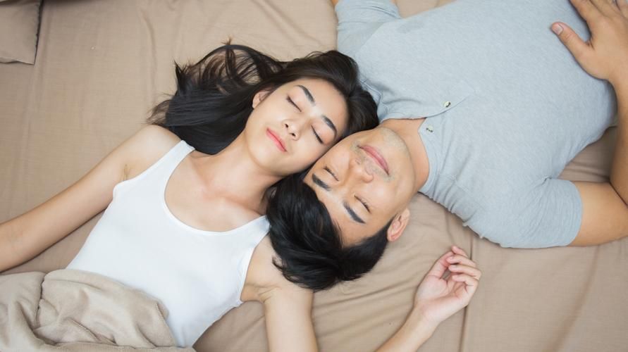 Různé polohy při spaní párů a jejich význam ve vztazích