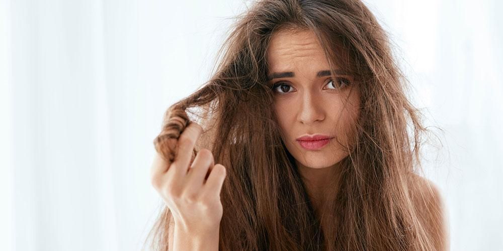Hvordan man behandler beskadiget hår, skal du først identificere, hvad udløseren er