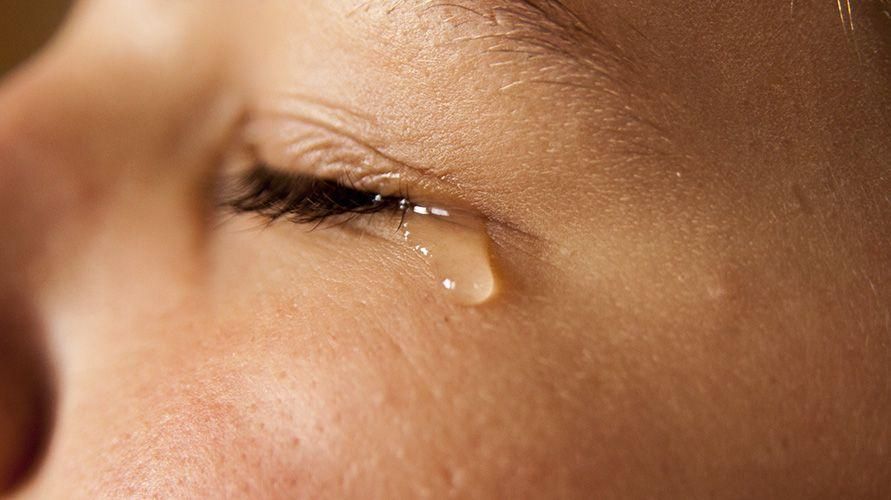 Zaujíma vás, prečo sú slzy pri prehĺtaní slané? Toto je odpoveď