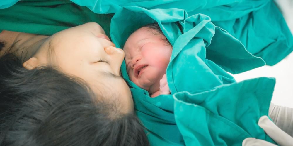 Lotusova porodna metoda: ko posteljice ni treba prerezati