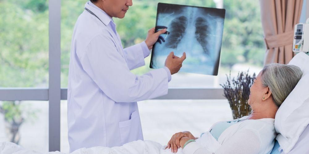 Příznaky pneumonie u starších lidí a preventivní opatření, která lze udělat