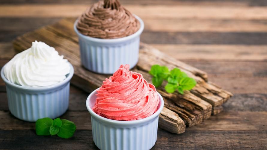 Mražený jogurt vs zmrzlina, která má nižší obsah kalorií?