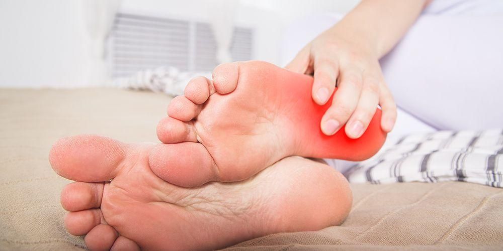 Šie ir 7 apstākļi, kas var izraisīt sāpes papēžos