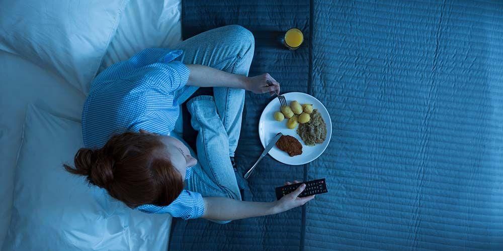 Chuyện hoang đường hay sự thật: Ăn trước khi ngủ có thể khiến bạn béo lên?