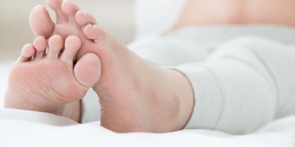 Bàn chân bị sưng sau khi sinh con có bình thường không? Đây là nguyên nhân và cách khắc phục
