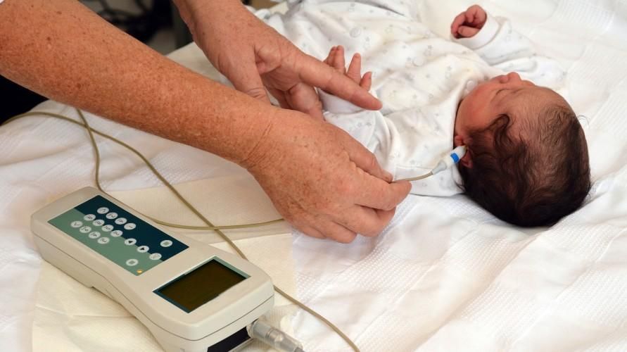 As características de um bebê surdo desde o nascimento e o tratamento que pode ser dado