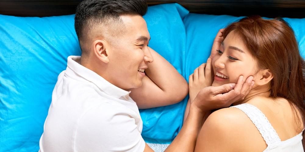 Ključ do intimnosti je, da se pred spanjem s partnerjem pogovorite na blazini