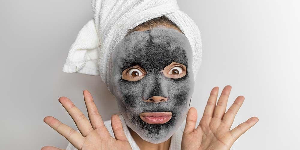 Benefícios da máscara de bolha para o rosto e como usá-la corretamente