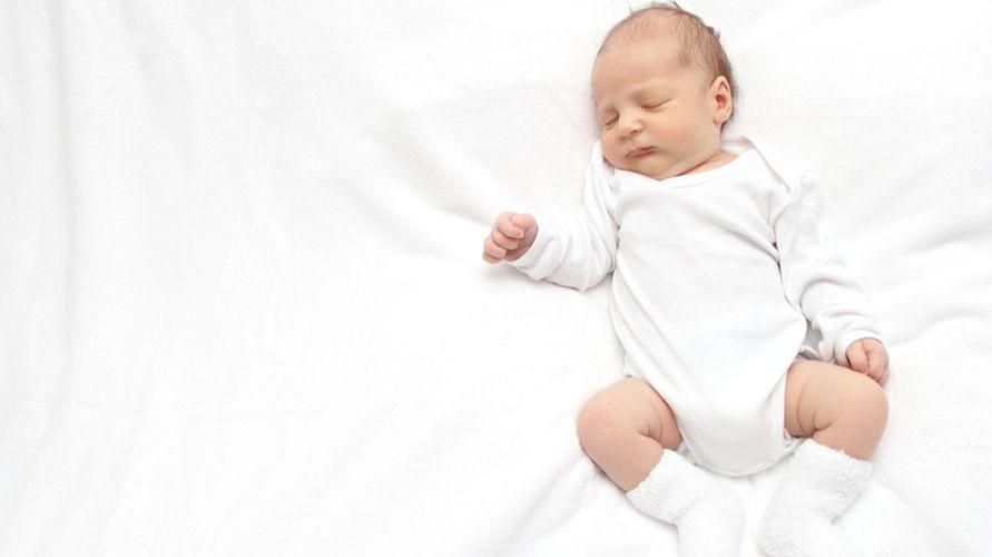 Turvallinen nukkuma-asento vastasyntyneille jopa 3 kuukauden ikäisille