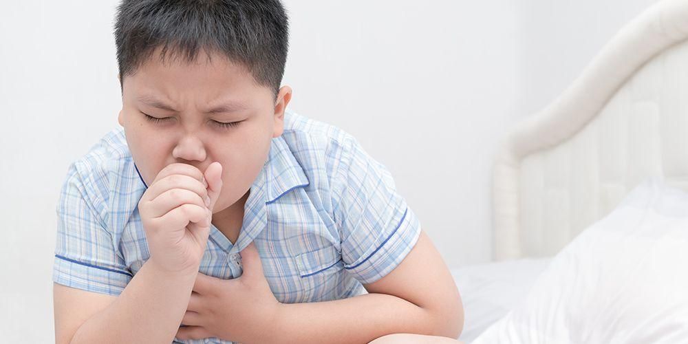 Não dê apenas remédios, veja como lidar com a tosse em crianças