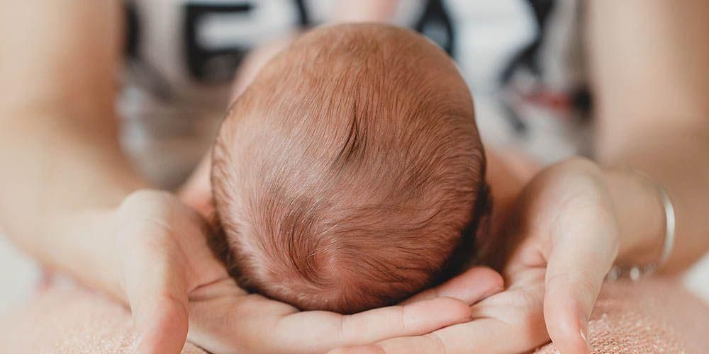 Како се ослободити кора на глави бебе безбедно и ефикасно