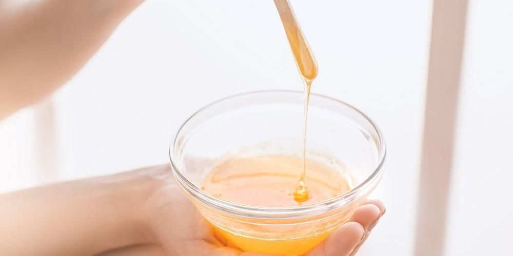 Benefícios do mel para cabelos brilhantes e saudáveis ​​e como fazer uma máscara