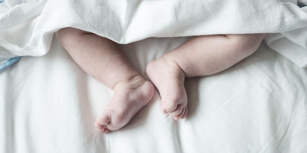 Zistite, ako prekonať krivé nohy u novorodencov