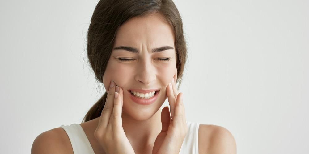 Kaj povzroča trdo čeljust?