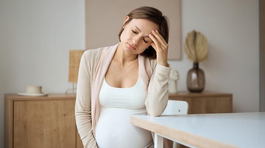 Znaki, da nosečnica manj pije in nasveti, kako to preprečiti