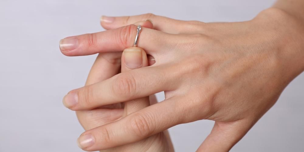 Příčiny oteklých prstů, od poranění po sarkoidózu