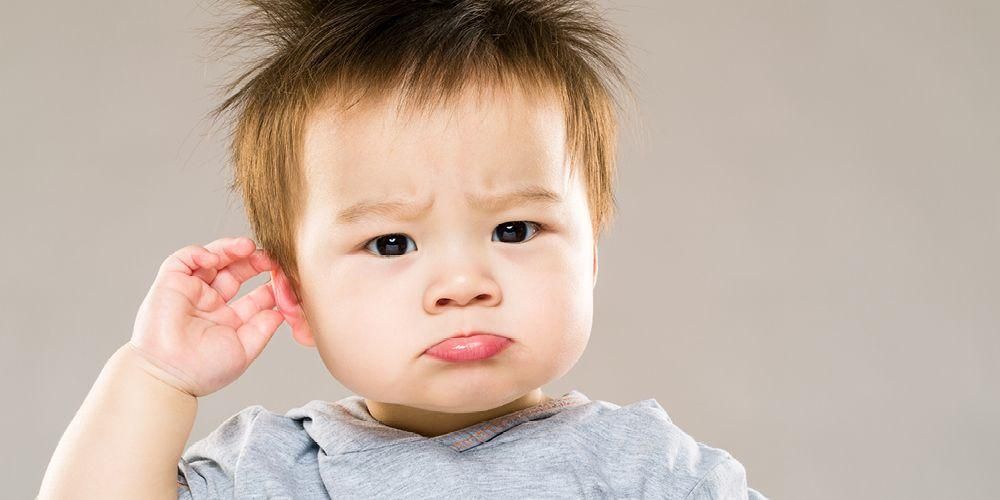 Infeccions de l'oïda als nadons, vés amb compte si el teu fill sovint treu les orelles
