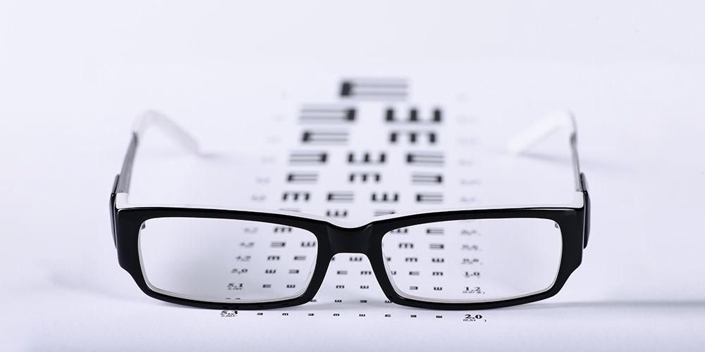 Компликације због цилиндричних очију без наочара, шта су то?