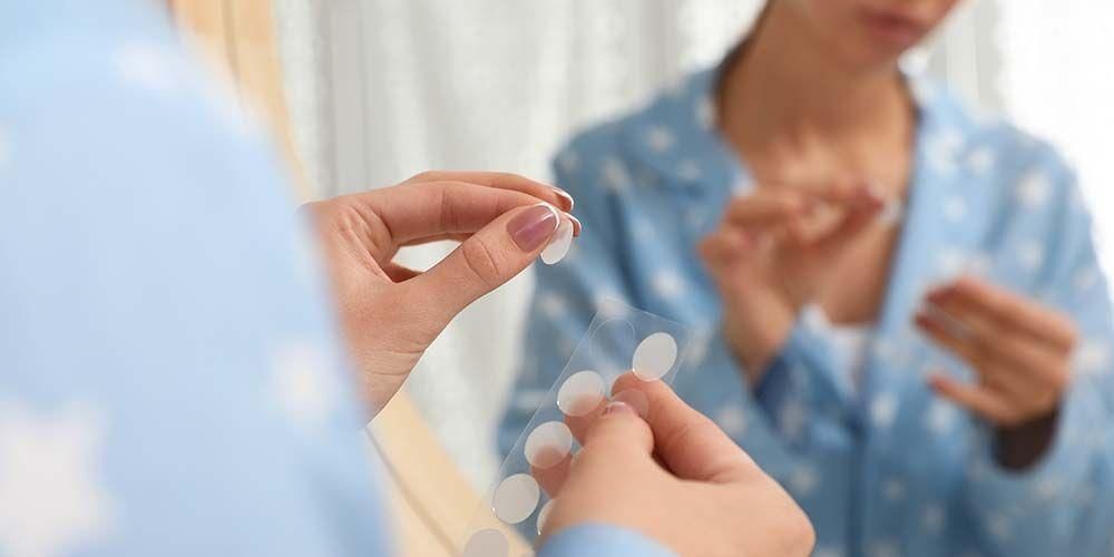 Je pravda, že náplasti na akné alebo nálepky na akné sú účinné pri liečbe akné?