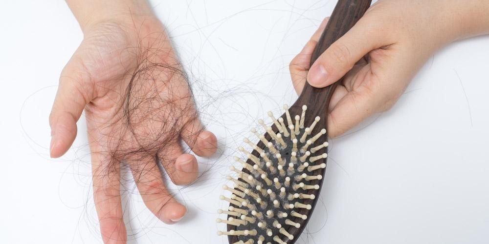 Conheça as causas da queda de cabelo para que não fique careca