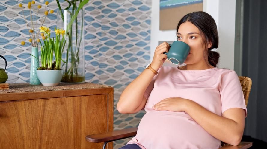 5 riskiä, ​​jotka voivat ilmetä, jos juot kuukautisia tasoittavia yrttejä raskauden aikana