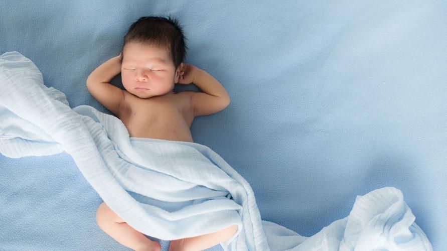 Babyvikler ved fødslen, et sjældent fænomen for hver 80.000 leveringer