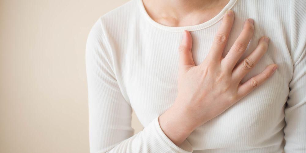 Dette er forskellen mellem brystsmerter på grund af GERD og hjerteanfald
