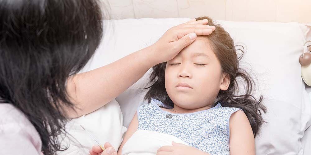 Pogosto se pojavi prvi dan pri otrocih z vročino, kar povzroča ponavljajoče se napade