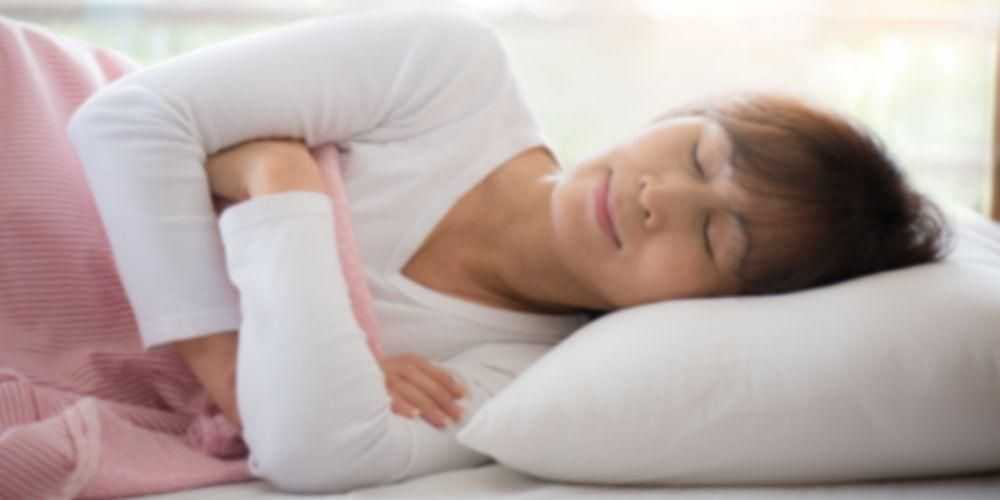 Dober položaj za spanje lahko prepreči dvig želodčne kisline