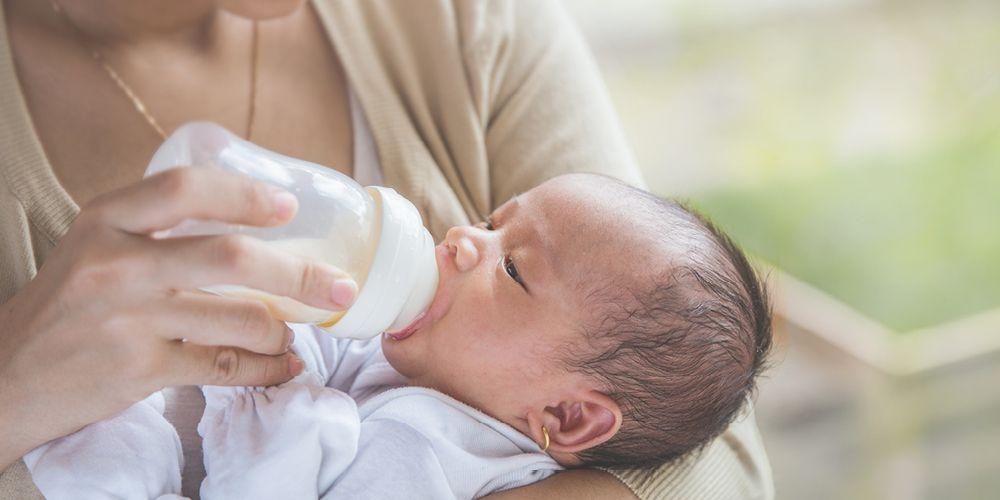 7 veidi, kā iepazīstināt mazuļus ar piena maisījumu, lai jūsu mazais vēlas dzert pienu