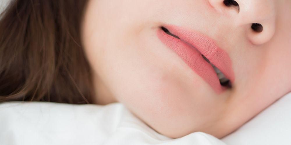 Příčiny zvučení zubů během spánku mohou být známkou bruxismu
