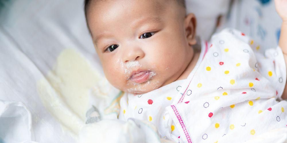 Препознајте и предвидите ова 3 узрока повраћања код беба које кашља