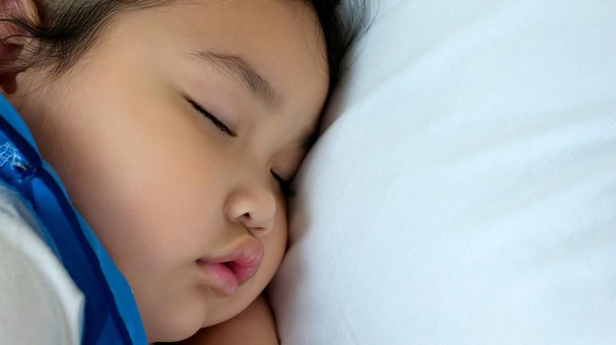 Spící dítě Chrápání, je to normální?