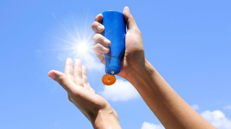 Potencialne nevarnosti oksibenzona in drugih sestavin za zaščito pred soncem