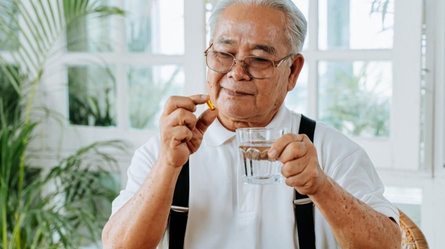 Người cao tuổi có nên uống vitamin và các chất bổ sung cho xương khác không?