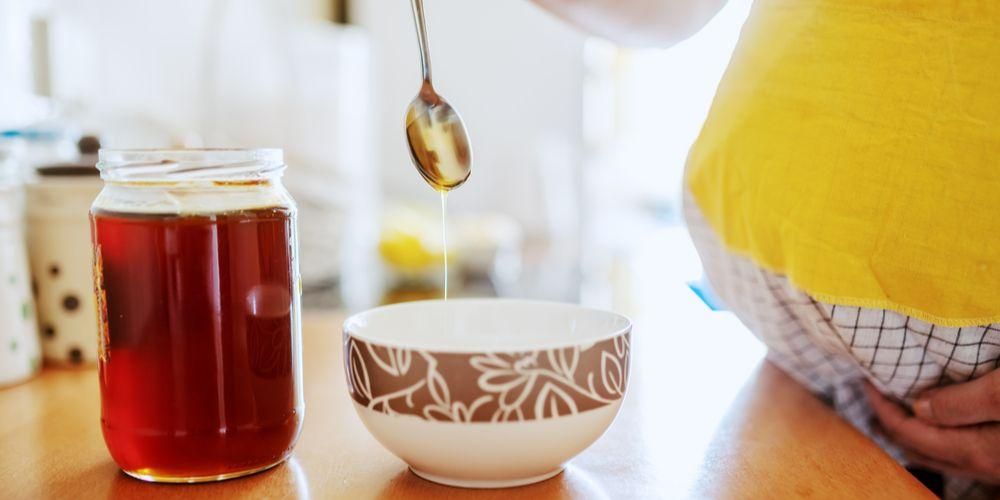 Είναι ασφαλές για τις έγκυες γυναίκες να πίνουν μέλι; Εδώ είναι η Εξήγηση